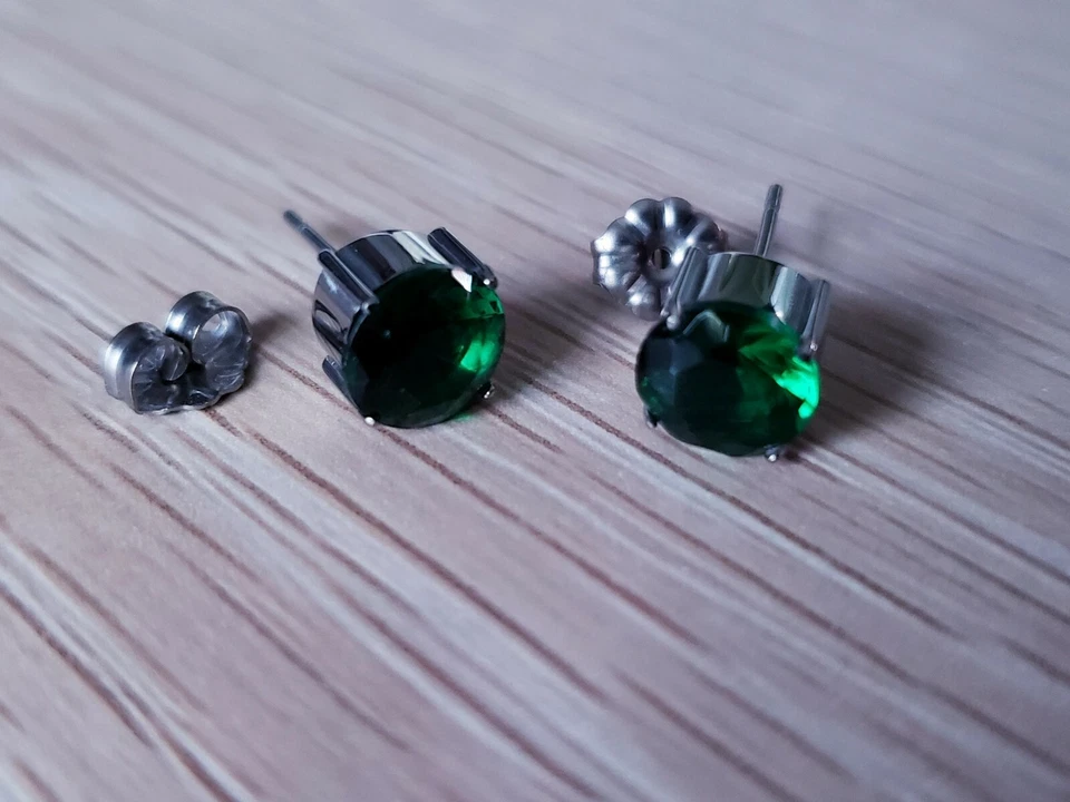 Nuevo juego de pendientes de piedra verde titanio Foto 1 de 1