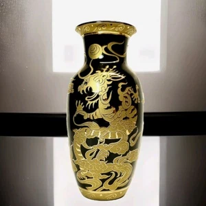Jarrón antiguo chino de porcelana con flores firmado diseño de dragón dorado negro  - Imagen 1 de 12