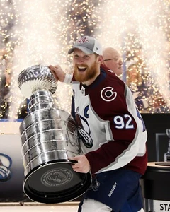 Gabriel Landeskog Lifting Stanley Cup Colorado Avalanche 8x10 NHL Hockey Photo - Picture 1 of 1