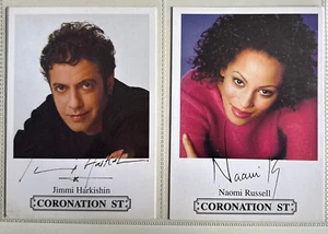 JIMMI HARKISHIN NAOMI RUSSELL P/P CORONATION ST SIGNED CAST CARDS - Foto 1 di 3