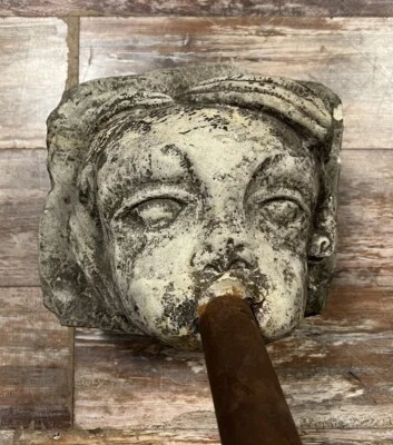 tete ou bouche de fontaine au chérubin en pierre époque XVIIIeme - Photo 1/3