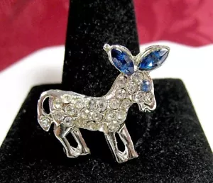 BROCHE DE PIN PEQUEÑO BURRO DE COLECCIÓN BOGOFF TONO PLATEADO OREJAS AZULES ESTRÁS - Imagen 1 de 4