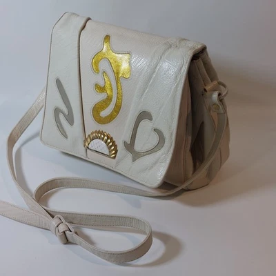 Bolso Bandolera Sharif Vintage Hecho en EE. UU. Cuero Crema Apliques Metálicos Dorados Foto 1 de 4