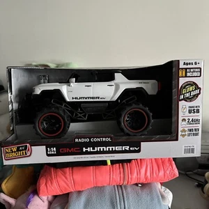 New Bright 1:14 GMC Hummer EV Battery Remote Control RC White Truck 61474U-7H - Picture 1 of 8