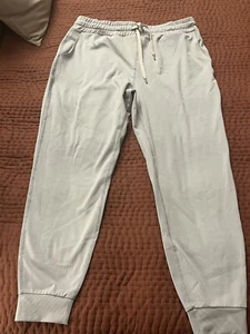 VUORI Women’s Jogger ~ Gray & White Pinstripe ~ SIZE MEDIUM ~ HTF & DISCONTINUED - Picture 1 of 8