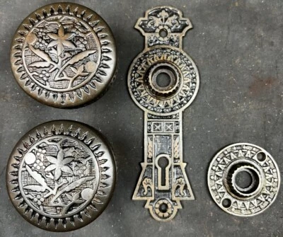 Sargent Arcadian Passage Set Door Knobs, Plates, Lock 1880’s Eastlake Victorian - Image 1 of 3