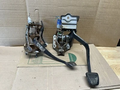Toyota Tundra 2003 embrague y pedal de freno cambio o repuesto Foto 1 de 4