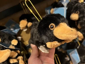USJ Harry Potter Niffler Shoulder Stuffed Keychain Universal Studios Japan - Picture 1 of 6