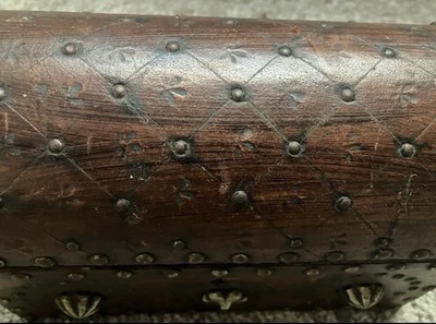 古董皮革内衬铆钉胸部 - 19 世纪末男士文档盒 — 第 1/4 张图片