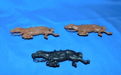 Classic Toy Soldiers/MARX Playsets dead Cavalry horses 54MM - 3 pieces - Image 1 of 2