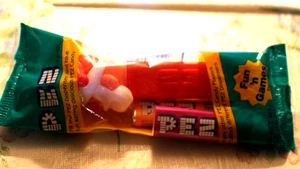 Vintage verpackt Weihnachtsmann mit Füßen PEZ Süßigkeitenspender Orange & Traube Süßigkeiten MIP - Bild 1 von 3