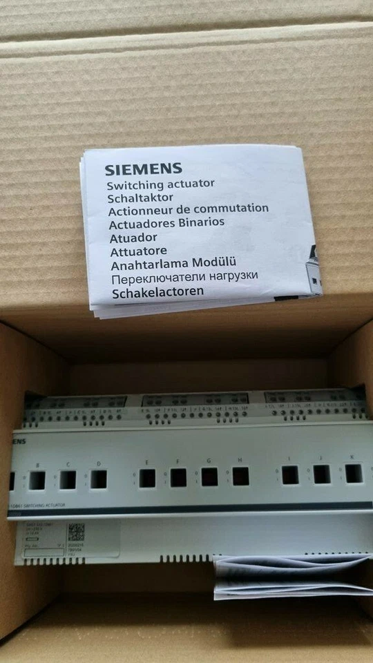 SIEMENS Schaltaktor 5WG1532-1DB61 Schaltaktor 12 x AC 230 V, 10 AX, C-Last - Bild 1 von 1