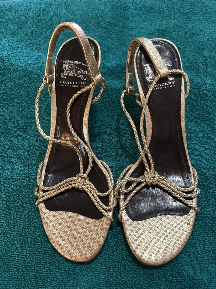 Hermosas sandalias/tacones Burberry dorados con tiras NUEVOS sin caja talla 6 Foto 1 de 4
