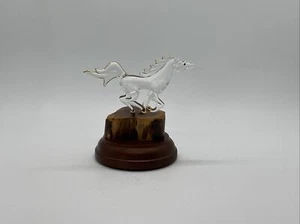 Handgeblasenes Kristallglas Pferd Figur auf Holzständer signiert - Bild 1 von 9