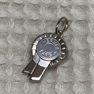 HERMES Tourbillon Charm Medaille Motiv Anhänger Accessoire mit Box - Bild 1 von 5