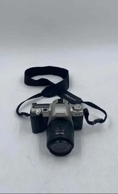 Cámara fotográfica Pentax ZX-10 plateada negra 35 mm SLR con correa y lente Foto 1 de 4