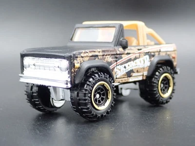 1972 72 Ford BRONCO fuori Strada 4X4 Skyjacker W/ con Gancio 1:64 Modello Auto - Immagine 1 di 4