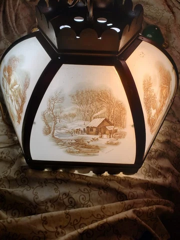 Vintage Currier & Ives Hangging Light Glass and Metal Good working condition Cover