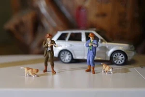 ED 1:64 Painted Figure Model Miniature  Diorama Sand Hunter Hound Dog Man Set - Picture 1 of 9