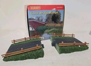 HORNBY CALIBRE 1:76/OO 8606 ESCALALE CANAL PUENTE RAMPAS MODELOS EDIFICIOS EN CAJA - Imagen 1 de 3