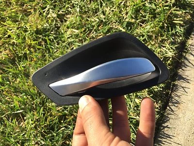 BMW E90 E91 E92 330i 323i 335i 328i 325i 335d 316i 318 porta interior ALÇA ESQUERDA - Imagem 1 de 3