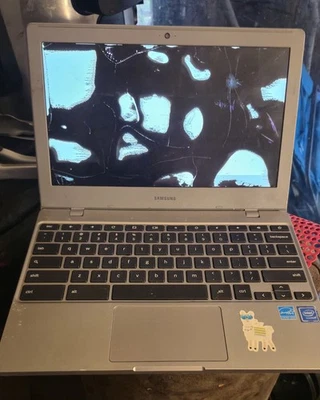​Samsung Chromebook - Turns On, Cracked Screen! - FOR PARTS OR REPAIR - AS IS - - Image 1 of 4