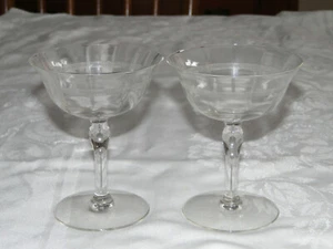 2er Set Vintage Sekt / Sherbet Gläser mit geätztem geometrischem Bandmuster - Bild 1 von 4