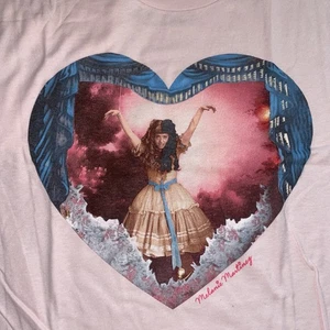 BRANDNEU MIT ETIKETT offizielles Melanie Martinez K-12 Puppe Crybaby T-Shirt Gr. XL - Bild 1 von 5