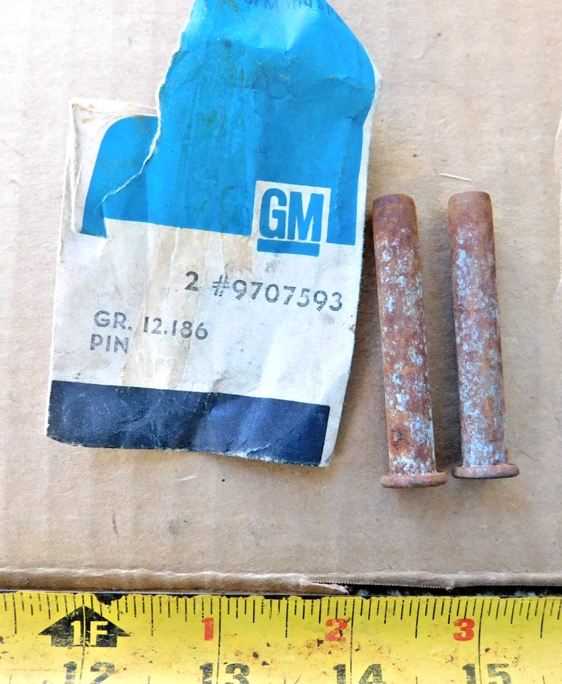 2 NOS REAR COMPARTMENT LID HINGE PINS FOR 1959-75 BUICK CARS 1960 1961 TRUNK - Imagem 1 de 1