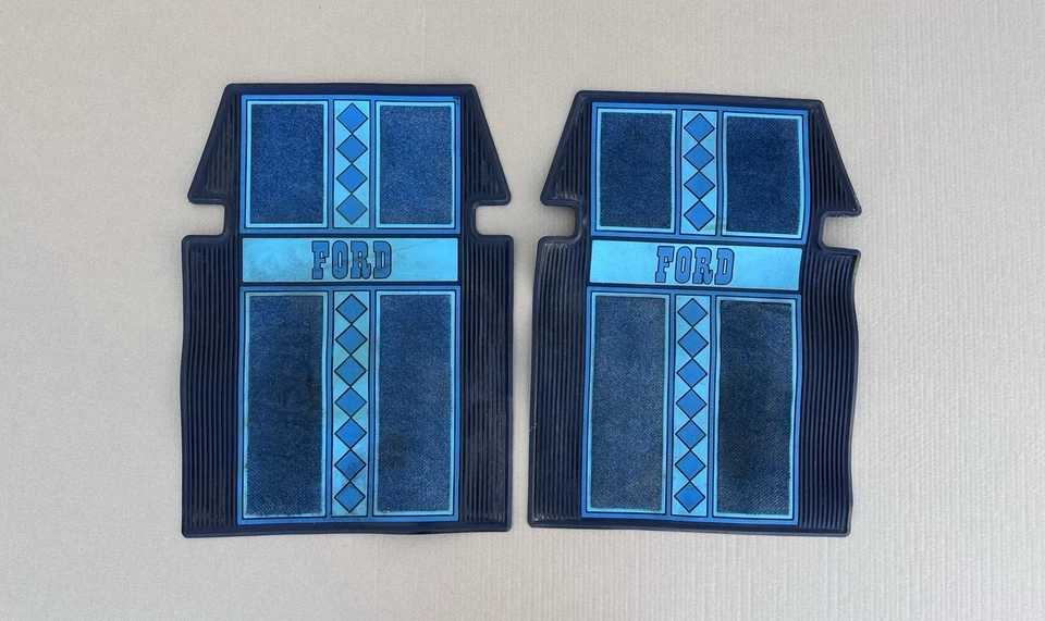 Alfombrilla de goma delantera vintage de plástico color Ford Truck F100 F150 alfombra azul Foto 1 de 4