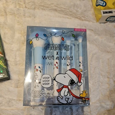 NEW Wet n Wild Peanuts Season Of Snoopy Limited Edition 4 Makeup Brush Set - Image 1 of 2