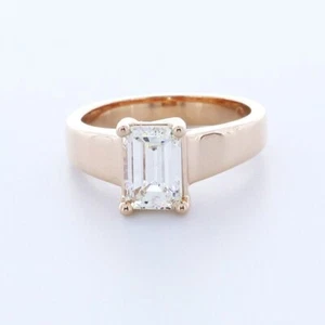 Anillo de compromiso solitario de oro de 18 quilates con diamantes naturales esmeralda D/SI1 de 1,64 quilates - Imagen 1 de 8