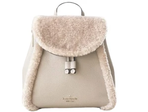 Nueva mochila Kate Spade K9398 Leila con solapa con imitación de piel de oveja en arena clara. - Imagen 1 de 4