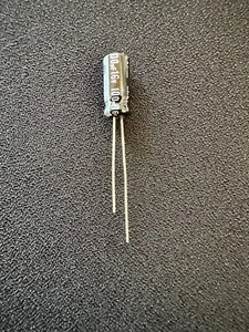 Condensador electrolítico de aluminio Nichicon UVZ1C101MDD 100uF 16V (L9) - Imagen 1 de 2