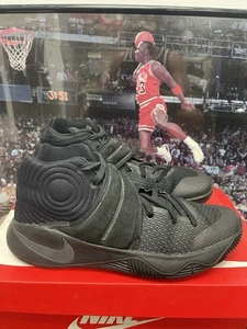 Größe 10 - Nike Kyrie 2 Triple Black - Bild 1 von 6