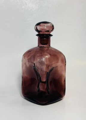 Decantador de vidrio púrpura amatista vintage con tapón 8,5”x 4” lados cuadrados con hoyuelos Foto 1 de 4