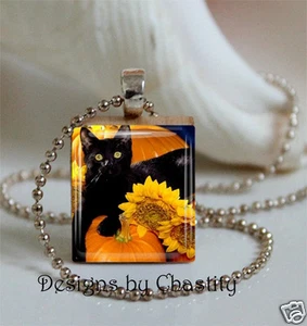 Gato Negro en una Calabaza Parche Scrabble Collar Dije Colgante Halloween  - Imagen 1 de 1