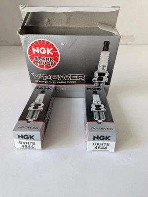 Two Genuine NGK 4644 Solid Tip Spark Plug V-Power BKR7E-NEW - Image 1 of 4