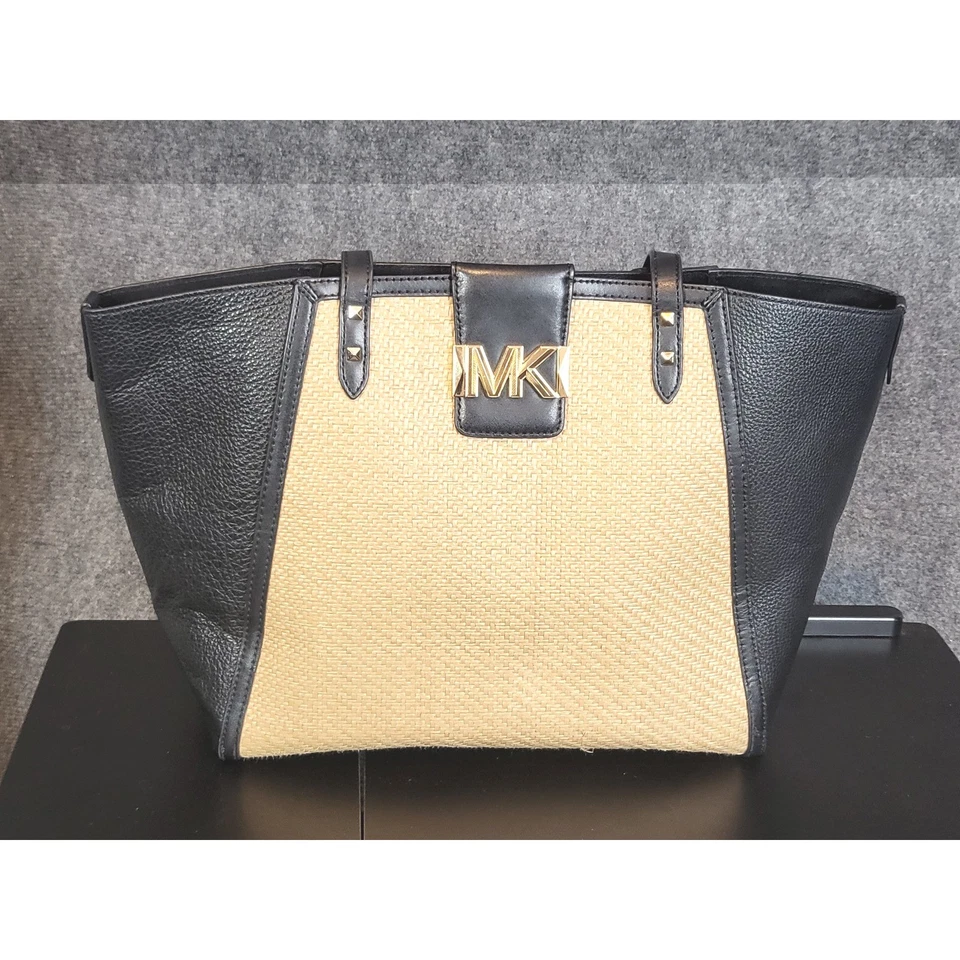 Bolsa tote Michael Kors Karlie preta de couro e tecido de palha bolsa de grife - Imagem 1 de 4