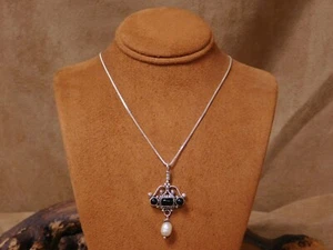Sterling Silver Onyx and Synthetic Pearl Necklace - Imagen 1 de 4