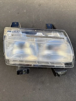 OEM | 2018 - 2024 Jeep Gladiator Wrangler LED Turn Signal Light Right/Passenger - Imagem 1 de 4