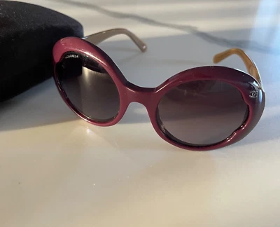 Óculos de sol feminino vintage Chanel armação completa formato redondo cor roxo e bronzeado - Imagem 1 de 4