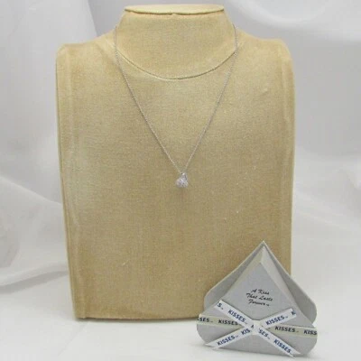 Collar de plata de ley con dije de beso de circonita cúbica 3D de Hershey's Foto 1 de 4