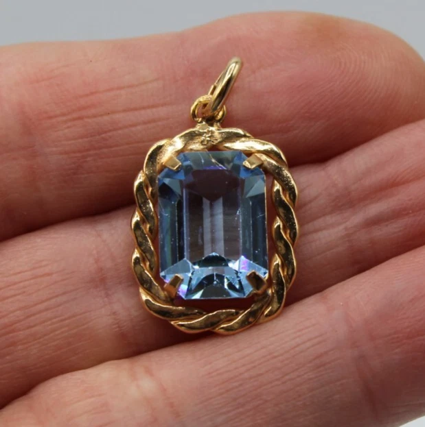 Ancien Pendentif en Plaqué Or Jaune Orné d'un Verre Taillé Bleu Ciel - Photo 1/4
