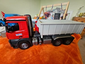 Bruder Mercedes-Benz Arocs LKW Abrollcontainer 2009 - Bild 1 von 17