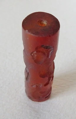 Экстраординарная гранатовая цилиндрическая печать - крылатый человеческий зверь, человек, молодая птица-зверь - Изображение 1 из 3