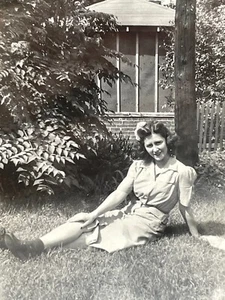 YD Foto hübsche schöne junge Frau Kleid Portrait Hof Blume Haare  - Bild 1 von 3