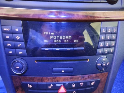 Mercedes W211 E-Klasse Autoradio Radio CD Audio MF2311 2118209889 - Bild 1 von 4