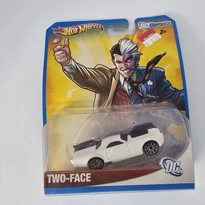 2011 Mattel Hot Wheels DC Universe TWO FACE - Picture 1 of 3