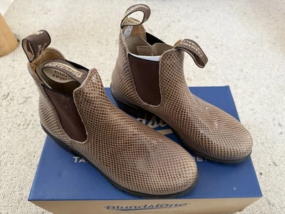 全新 Blundstone HEELED 皮革 CHELSEA 靴子 贝壳 蜥蜴 压纹 7.5 棕色 2165 — 第 1/4 张图片
